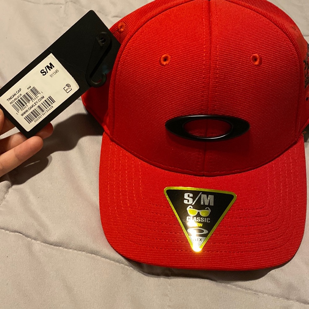 Red, metal emblem oakley, fitted hat